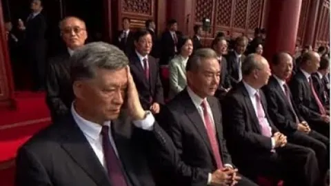 “经理模式调整公告：行业趋势解读与热议回应”